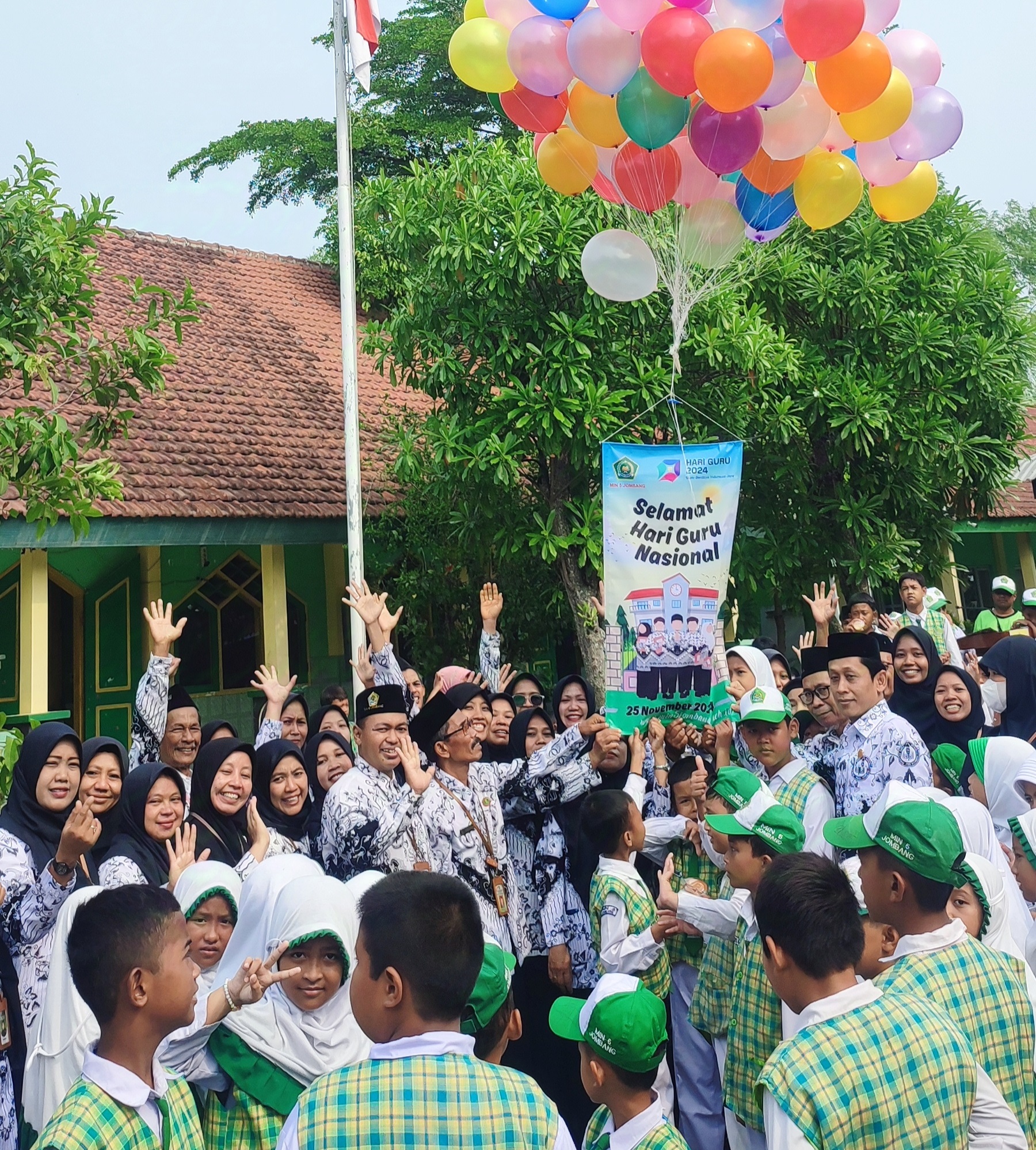 Khidmatnya Upacara Dan Kemeriahan BAZAR Dalam Rangka Memperingati Hari Guru Nasional (HGN) Ke-79 Tahun 2024 Di MIN 5 Jombang. 